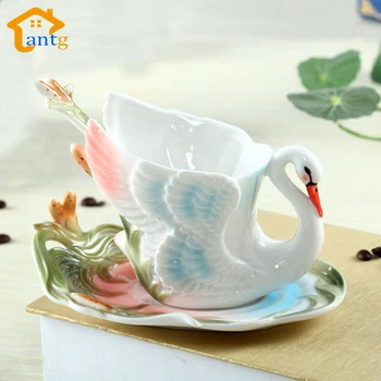 Renkli emaye porselen kupa kuğu kemik bir fincan kahve fincanları ve tabakları çay kaşığı tatil yaratıcı hediye ile evlenmek