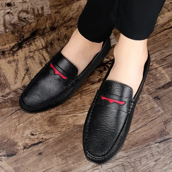 Yüksek Kaliteli Devekuşu Desen deri makosenler erkek Slip-On Marka Lüks ayakkabı Siyah Mokasen erkek Düz Kaymaz sürüş ayakkabısı