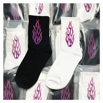 Çorap Kadın Siyah ve Beyaz Mor Alev Çorap Kişilik Vahşi Orta Tüp Çorap Ins Dört Mevsim Popüler Çift Çorap Saf Pamuk